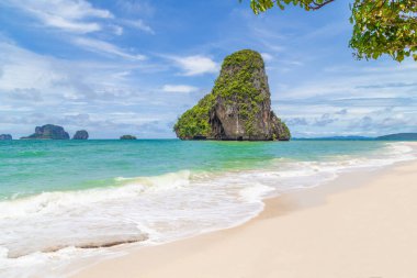 Tayland 'ın Krabi eyaletindeki Railay Plajı' nda güzel bir sahil..