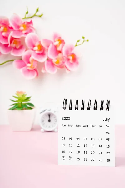 Julho 2023 Calendário Mesa Orquídea Rosa Com Despertador — Fotografia de Stock