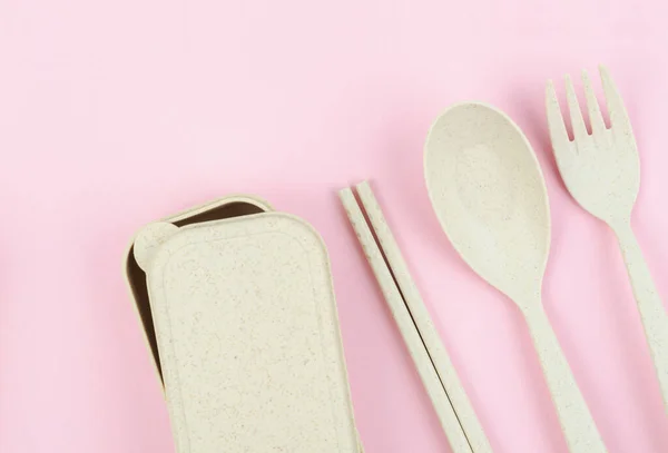 Cucharas Tenedores Palillos Plástico Sobre Fondo Color Rosa — Foto de Stock