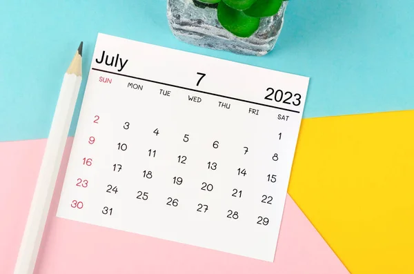 Červenec 2023 Měsíční Kalendář Pro 2023 Rok Perem Krásném Pozadí — Stock fotografie
