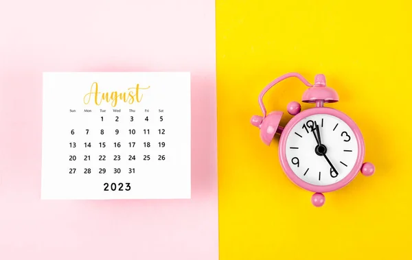 Αύγουστος 2023 Μηνιαίο Ημερολόγιο Για 2023 Χρόνια Ροζ Χρώμα Ξυπνητήρι — Φωτογραφία Αρχείου