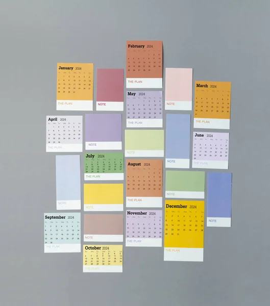 Kalenderblätter Mit Jahreszahl 2024 Und Papiernotiz Auf Grauem Hintergrund — Stockfoto