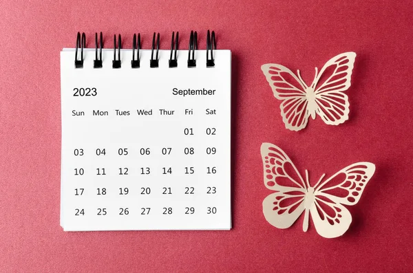 Eylül 2023 Kırmızı Zemin Üzerinde Paer Kelebek Ile Planlamak Hatırlatmak — Stok fotoğraf
