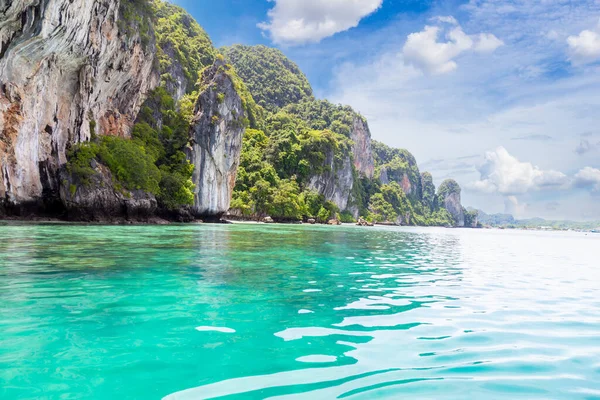 Ταξιδιωτικές Διακοπές Φόντο Τροπικό Νησί Μπλε Ουρανό Πουκέτ Ταϊλάνδη — Φωτογραφία Αρχείου