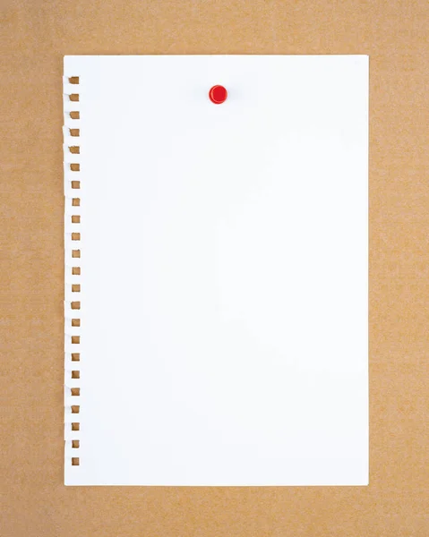Blanco Wit Gescheurd Papier Notitie Met Push Pin Bruine Boord — Stockfoto