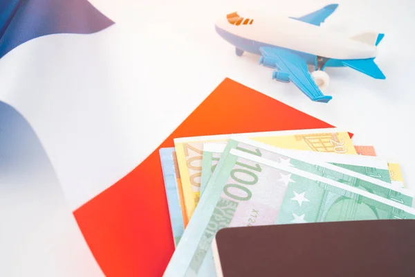 Avrupa Banknotları Fransa Bayrağında Uçak Oyuncağıyla Pasaport Seyahat Planlama Kavramı — Stok fotoğraf