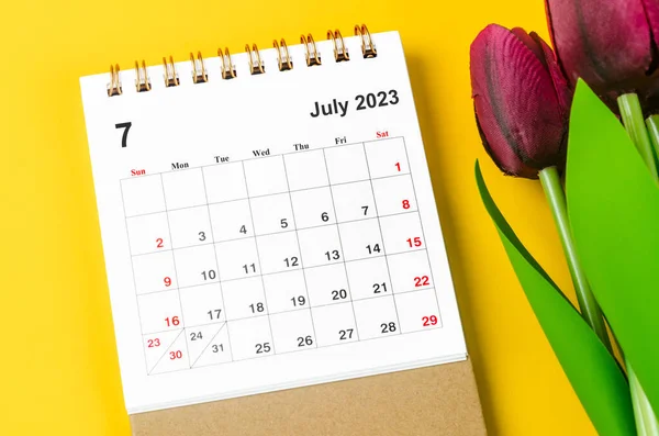 Luglio 2023 Calendario Mensile Scrivania 2023 Anno Tulipano Rosso Sfondo — Foto Stock