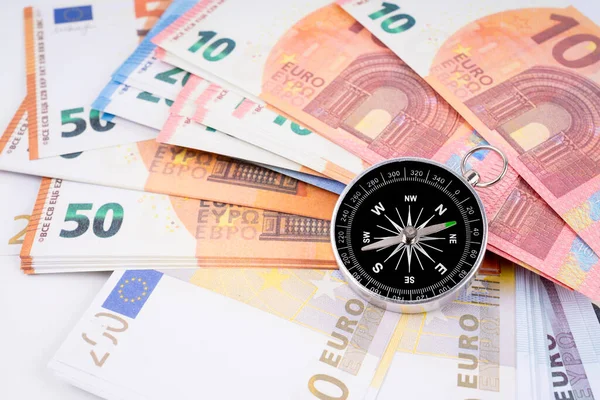 Kompas Obok Różnych Nominałów Banknotów Euro — Zdjęcie stockowe