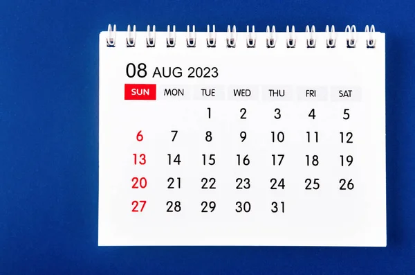 Sierpień 2023 Miesięczny Kalendarz Biurkowy 2023 Rok Ciemnoniebieskim Tle — Zdjęcie stockowe