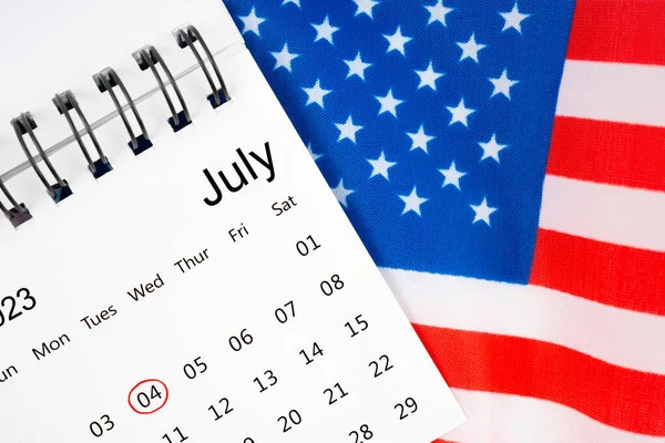 7月4日の暦で 白地にアメリカ国旗の一部が描かれている アメリカ独立記念日 — ストック写真