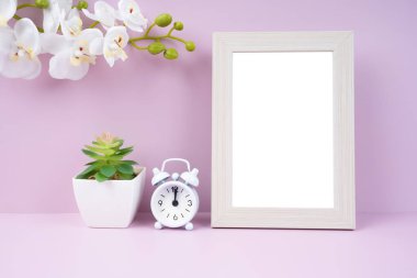 Pembe arkaplan üzerinde boş resim çerçevesi ve alarm saati kopyalama alanı ve içerisi için kırpma yolu.