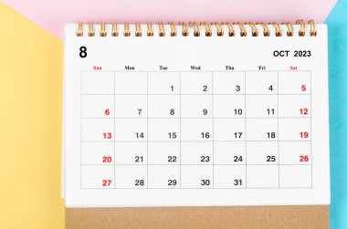 2023 Ağustos ayının masa takvimi güzel bir arka planda 2023 yılı.