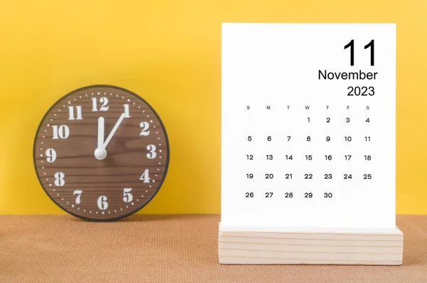 Listopad 2023 Měsíční Kalendář Pro 2023 Rok Hodinami Žlutém Stole — Stock fotografie