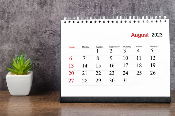 2023年8月木製テーブル上の2023年の毎月の机のカレンダー — ストック写真