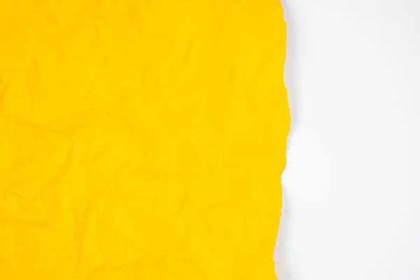Hintergrund Des Zerrissenen Gelben Papiers Auf Weißem Hintergrund — Stockfoto