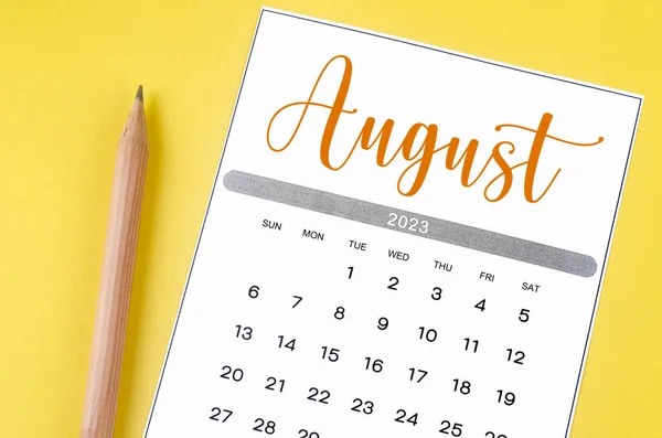 Αύγουστος 2023 Μηνιαίο Ημερολόγιο Για 2023 Έτος Μολύβι Κίτρινο Φόντο — Φωτογραφία Αρχείου