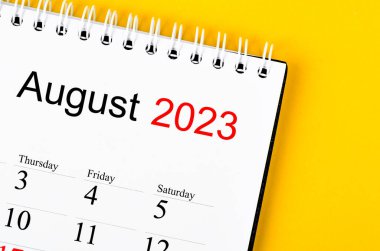 2023 Ağustos ayının masa takvimi. Sarı arka planda 2023 yılı..