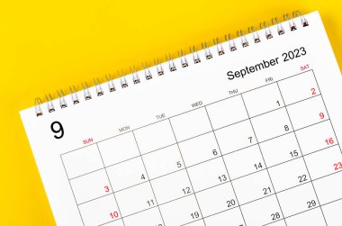 2023 yılının Eylül ayının masa takvimi sarı arka planda..