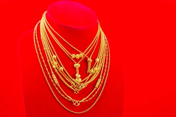 Стенд Ожерелья Золотым Ожерельем Красном Фоне Бархатной Ткани — стоковое фото