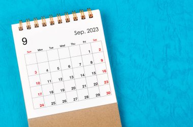 Eylül 2023 Mavi arka planda 2023 yılı için aylık masa takvimi.