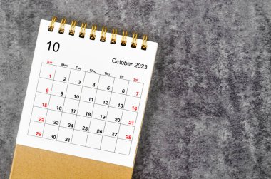 2023 Ekim Masa takvimi ahşap masa üzerinde 2023 yıl için.