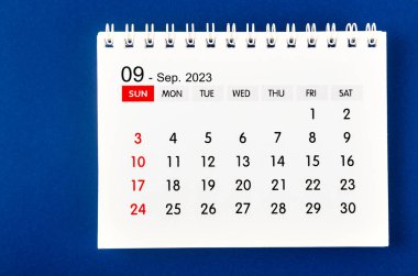 Eylül 2023 Koyu mavi arka plan 2023 yılı için aylık masa takvimi.