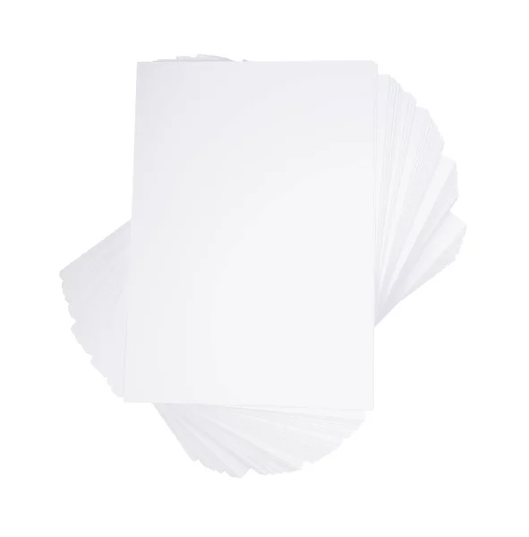 白い背景に隔離されたスタックA4サイズの空白のペーパーのトップビュー クリッピングパスを保存します カタログとパンフレット — ストック写真