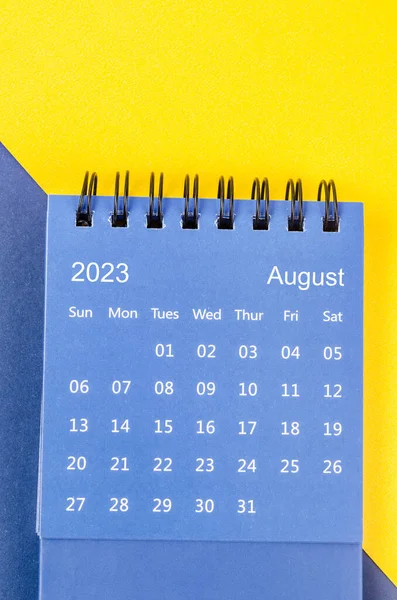 August 2023 Monthly Desk Calendar 2023 Year Blue Yellow Background — Stock Photo, Image
