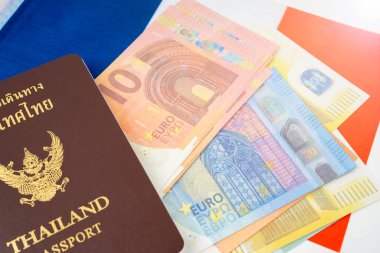Tayland pasaportu ve Fransa bayraklı avro para birimi.