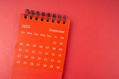 Kırmızı Eylül 2023 Kırmızı arkaplan üzerinde planlamak ve hatırlatmak için düzenleyici için masa takvimi.