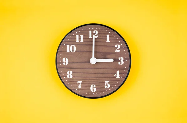 Retro Holzuhr Uhr Auf Gelbem Hintergrund — Stockfoto