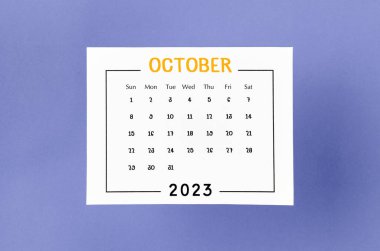 Mor arka planda 2023 yılı için Ekim 2023 aylık takvim.