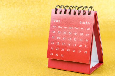 Kırmızı Ekim 2023 Aylık masa takvimi altın rengi arka planda 2023.