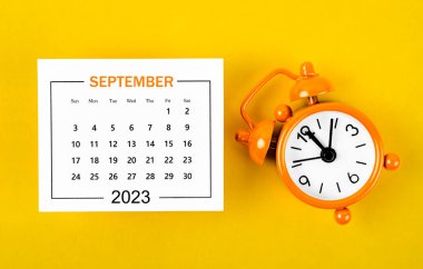 2023 Eylül 'ü, organizatörün 2023 yılını sarı arka planda alarm saatiyle planlaması için düzenleyen takvim..