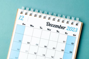 Mavi arkaplanda, organizatörün planlayıp hatırlatması için Aralık 2023 takvim masası izole edildi.