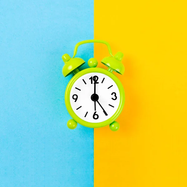 Relógio Alarme Cor Verde Centro Fundo Amarelo Azul — Fotografia de Stock