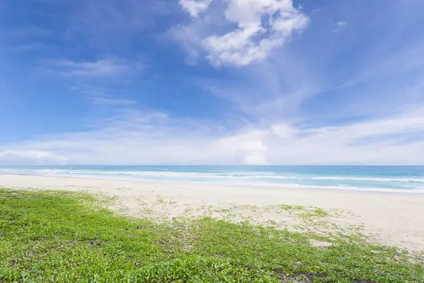 Tropikal andaman deniz manzarası sahilin dışında ve mavi gökyüzü Phuket, Tayland 'da.