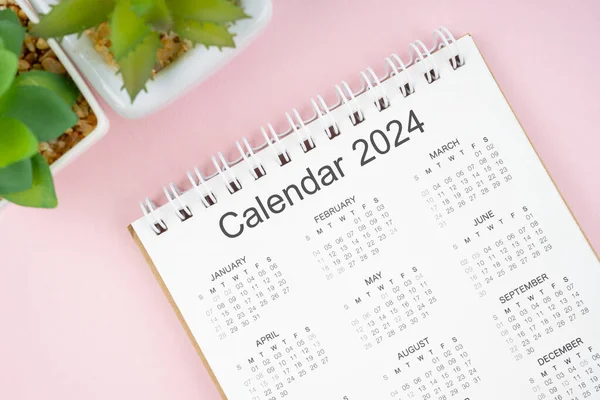 Μήνες Ημερολόγιο Γραφείου 2024 Γλάστρα Ροζ Φόντο Χρώμα — Φωτογραφία Αρχείου
