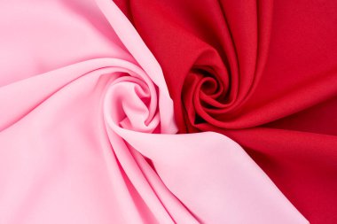 Arkaplan olarak pembe kumaş ve koyu kırmızı kumaş dokusu.