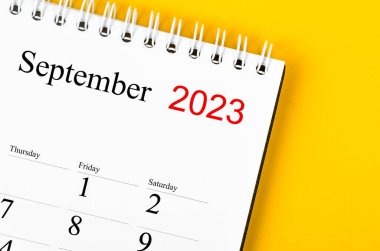 2023 yılının Eylül ayının masa takvimi sarı arka planda..