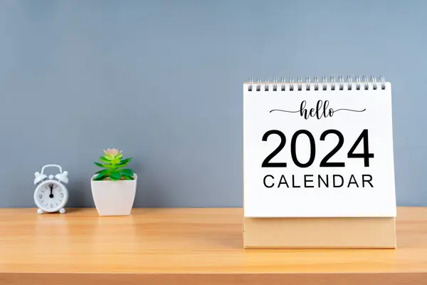 Γεια Σας 2024 Ημερολόγιο Ξύλινο Τραπέζι Και Γκρι Φόντο Πρωτοχρονιάτικα — Φωτογραφία Αρχείου
