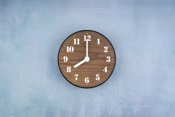 Relógio Madeira Colocado Meio Parede Cimento Azul — Fotografia de Stock