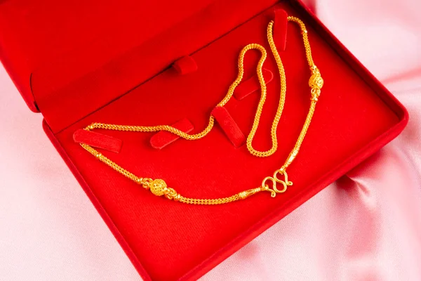 Золотое Ожерелье Красной Коробке Розовом Фоне — стоковое фото