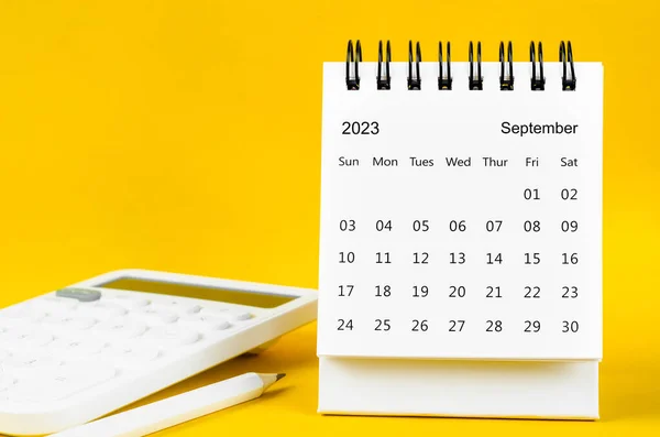 Wrzesień 2023 Miesięczny Kalendarz Biurko 2023 Rok Kalkulator Piórem Żółtym — Zdjęcie stockowe