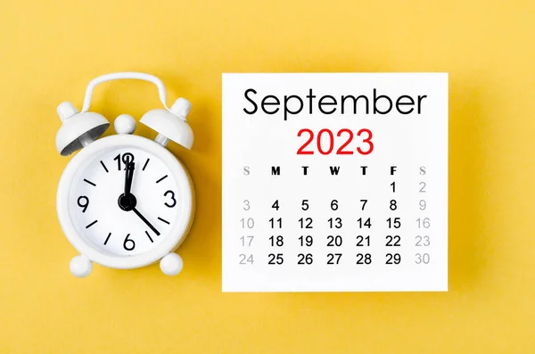 September 2023 Monthly Calendar 2023 Year Alarm Clock Yellow Background — Stock Photo, Image