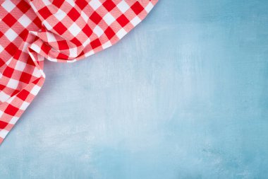 Kırmızı masa örtüsü eski mavi ahşap masa üzerinde. Tasarımınız için kopya alanı var..