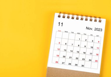 2023 Kasım ayının masa takvimi. Sarı arka planda 2023 yıl..