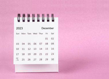 Pembe arkaplandaki Aralık 2023 masa takvimi.