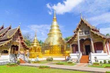 Chapel ve golden pagoda Wat Phra Singh Woramahawihan kuzeyinde Tayland Chiang Mai adlı