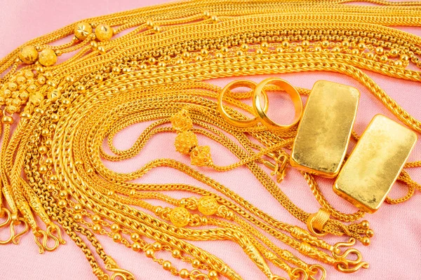 Много Золотых Ожерелий Золотых Слитков Красном Фоне Бархатной Ткани — стоковое фото